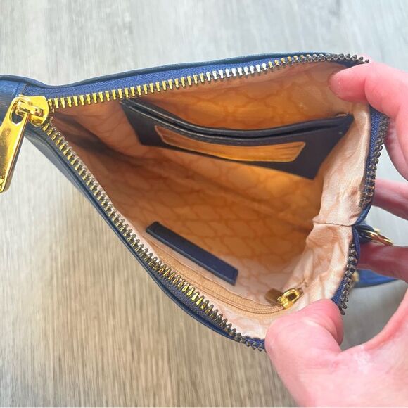 NEW C Wonder Perforated Blue Vegan Leather Zip Top Wristlet Clutch Wallet - Picture 4 of 6